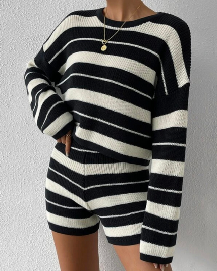 Dzianinowy sweter w paski i spodenki