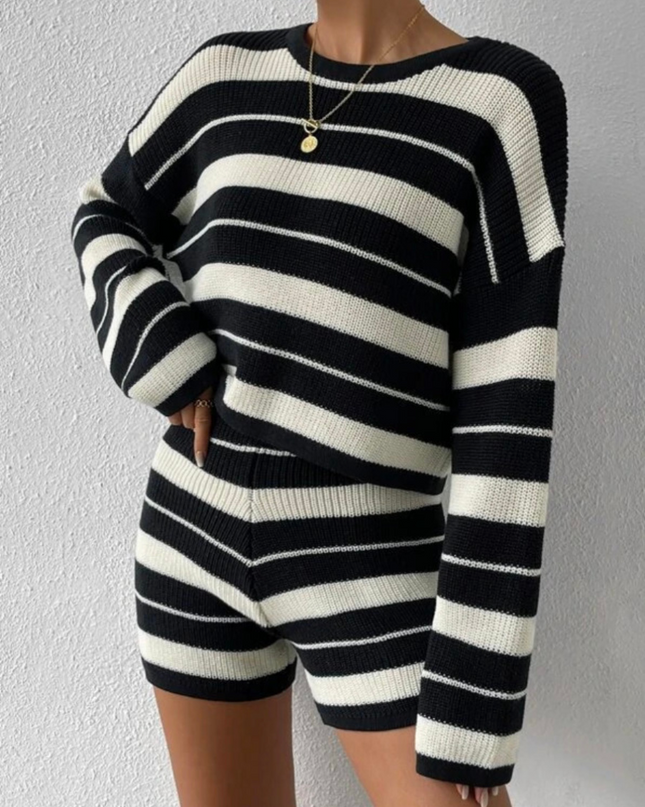Dzianinowy sweter w paski i spodenki