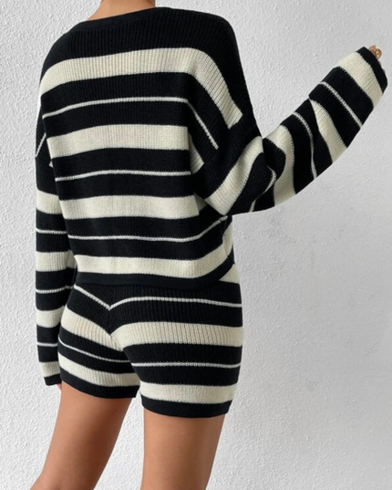 Dzianinowy sweter w paski i spodenki