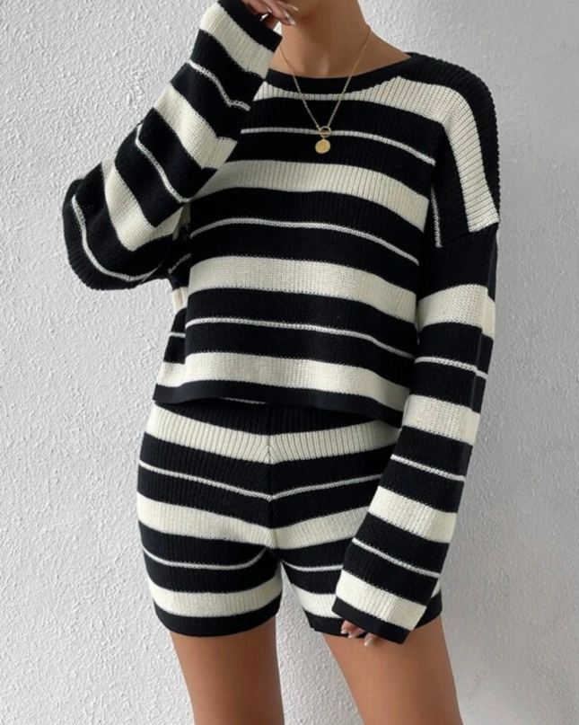 Dzianinowy sweter w paski i spodenki