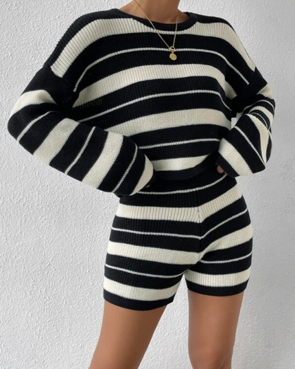 Dzianinowy sweter w paski i spodenki