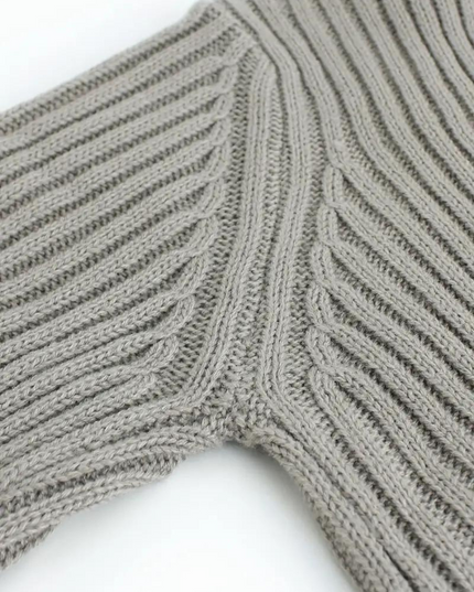 Sweter lniany z asymetrycznym dekoltem