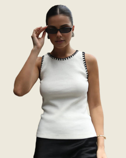 Minimalistyczny sweter z kontrastującymi mankietami
