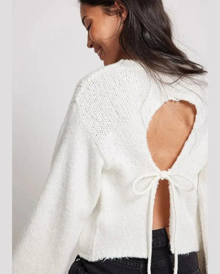 Oversize'owy sweter ze sznurowaniem z tyłu