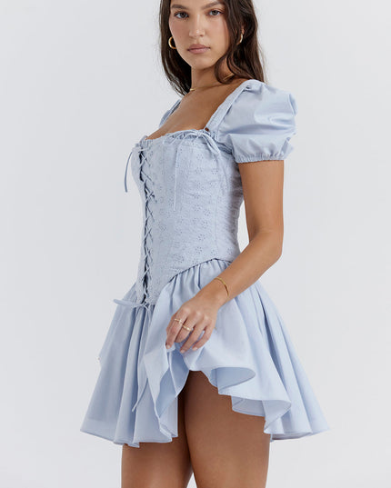 Miękka niebieska sukienka gorsetowa mini z haftem